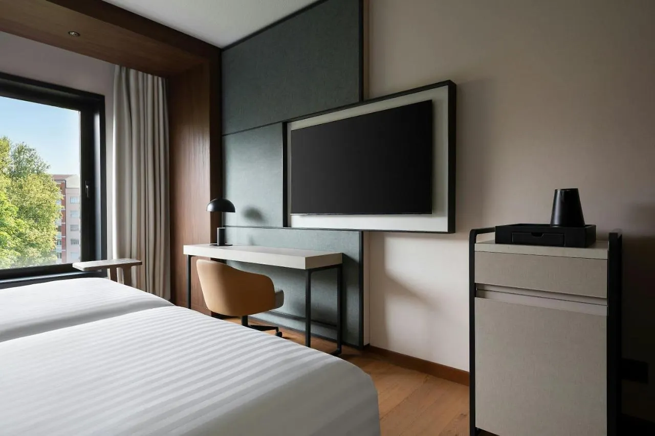 Milan Marriott Hotel 4*,